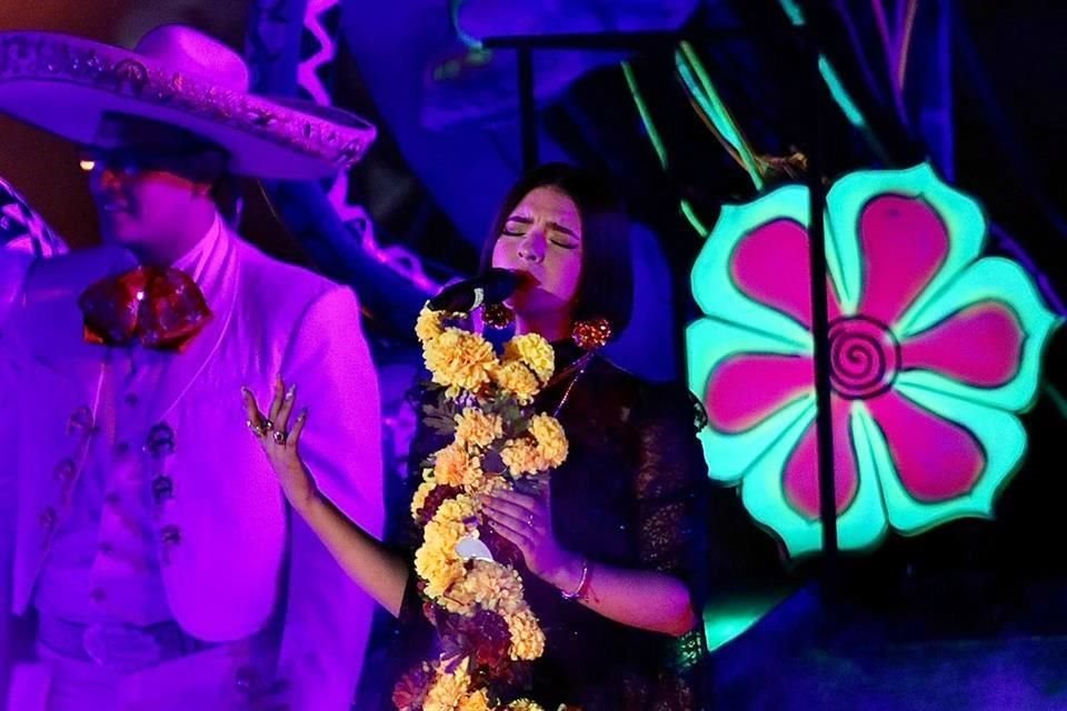 Dos canciones le bastaron a Ángela Aguilar para demostrar su talento ante un nutrido público en el Zócalo de la Ciudad de México.