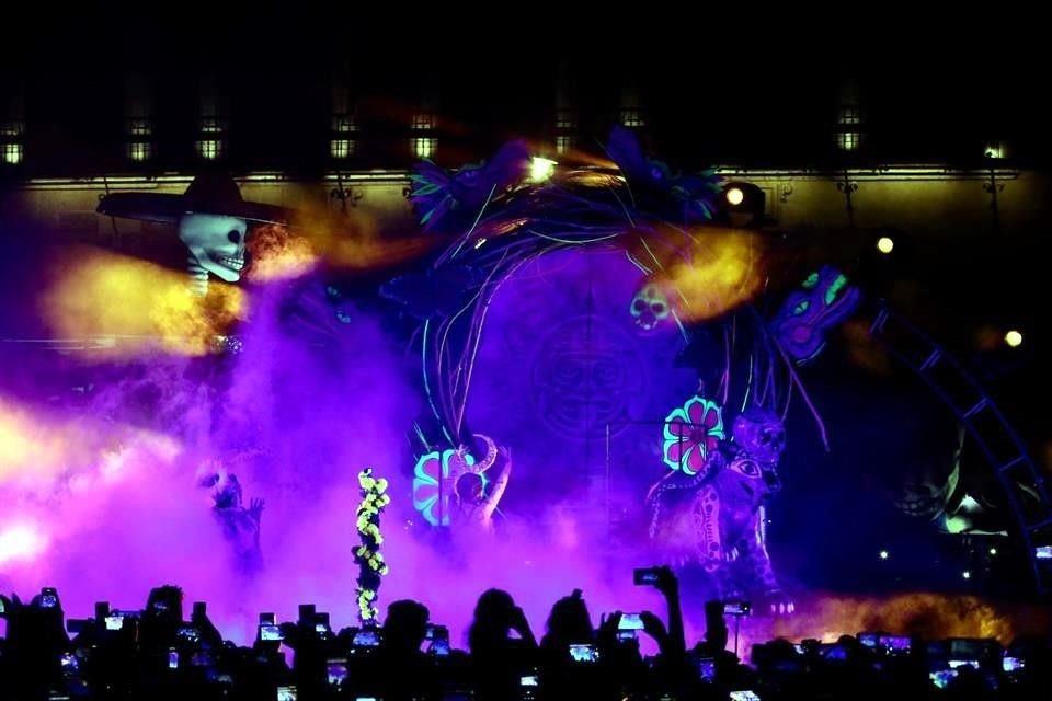 El escenario de la intérprete de 'Qué Agonía', que lució dos alebrijes a los costados, fue más pequeño que muchos otros y fue colocado frente a Palacio Nocional.