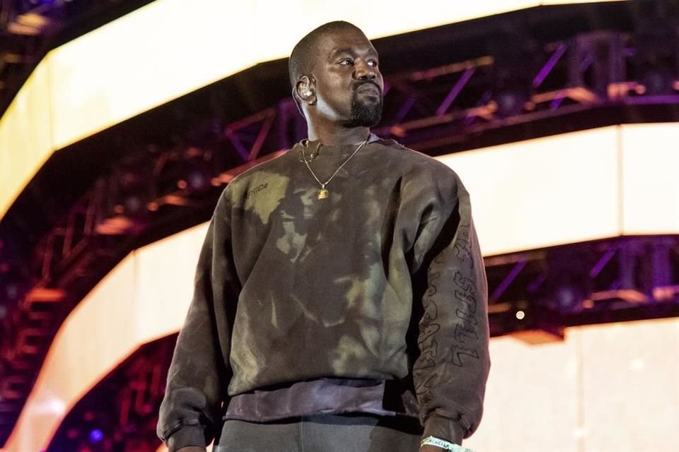 Kanye West se siente humillado después de la cancelación de contratos con empresas, derivada de sus comentarios racistas y antisemitas.