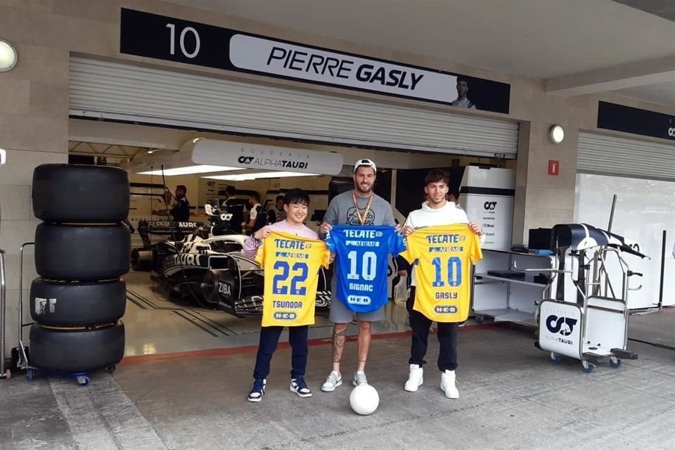 El jugador de Tigres cambió playeras con los pilotos de AlphaTauri.