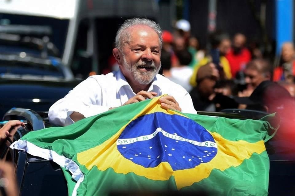 El candidato Luiz Inácio Lula da Silva después de emitir su voto este domingo.