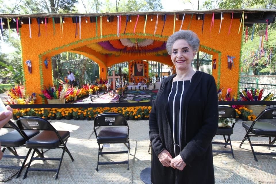 María del Refugio Abarca Villaseñor 'Cuquita', viuda de Vicente Fernández, frente al altar de muertos en honor al 'Charro de Huentitán'. 