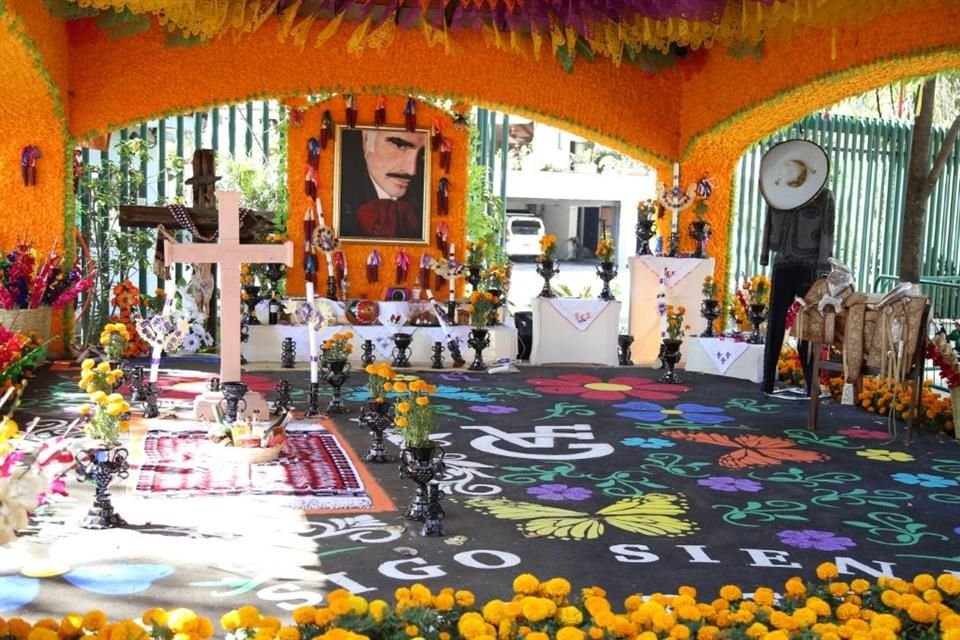 El Altar a Chente comenzó a montarse hace siete días, creado por 50 artesanos michoacanos y sus familias.