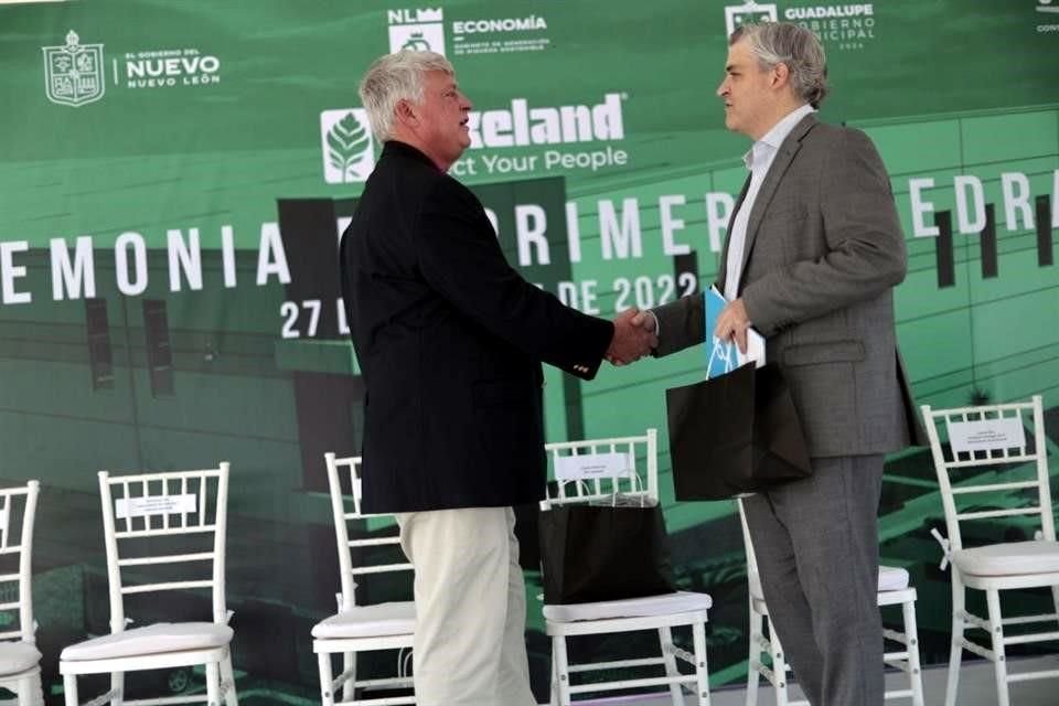 Charlie Roberson (izq.), CEO de Lakeland, saluda a Iván Rivas, Secretario de Economía de Nuevo León.