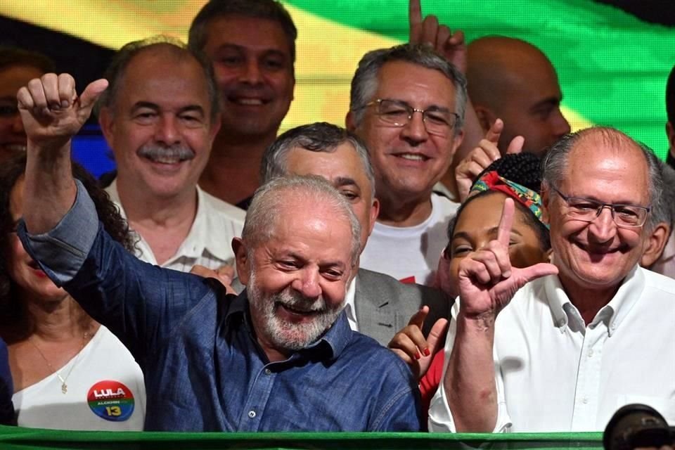 Luiz Inácio Lula da Silva celebra tras su victoria en las elecciones presidenciales de Brasil.