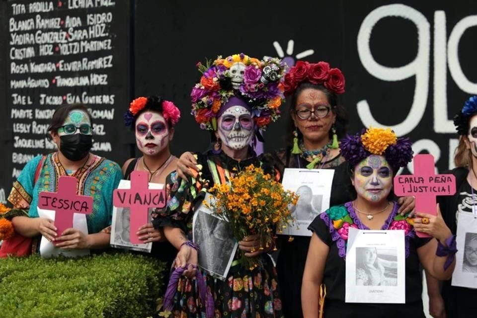 Mujeres caracterizadas como catrinas marcharon, partiendo de la Glorieta de las Mujeres que luchan, para protestar contra feminicidios.