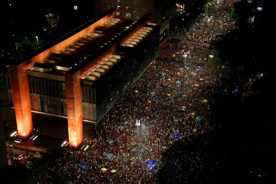 Vista aérea de los seguidores de Lula en la avenida Paulista en Sao Paulo, Brasil, esta noche.