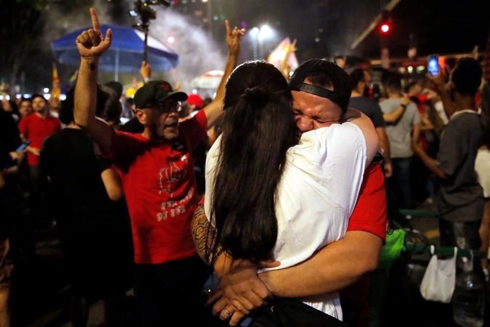 Dos seguidores de Lula da Silva se abrazan después de conocer los resultados de las elecciones, en Sao Paulo.