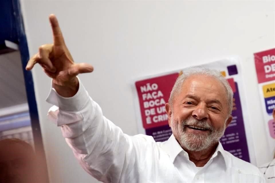 Luiz Inácio Lula da Silva sonríe a las cámaras este domingo después de emitir su voto.