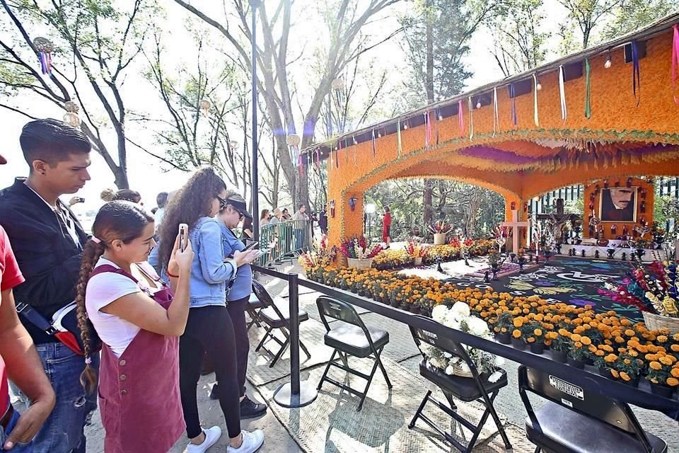 Trajes de charro y botellas de tequila son parte del homenaje al 'Charro de Huentitán', en formato de mega ofrenda.