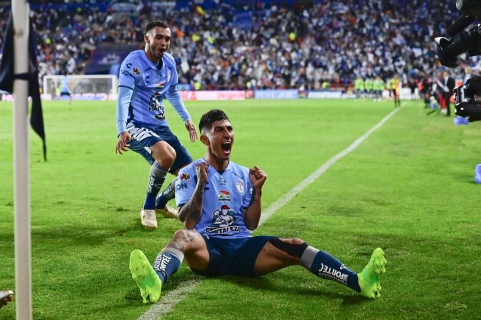 Víctor Guzmán festeja el tanto del empate, que ya era el sexto del global.