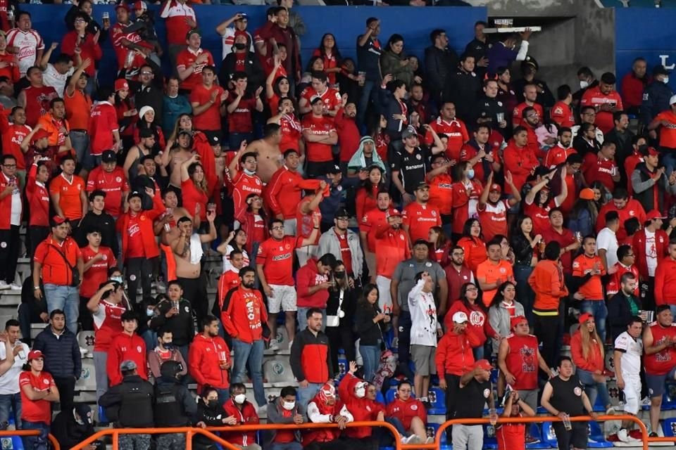 Pese a la pesada losa, la afición del Toluca apoyó en todo momento.