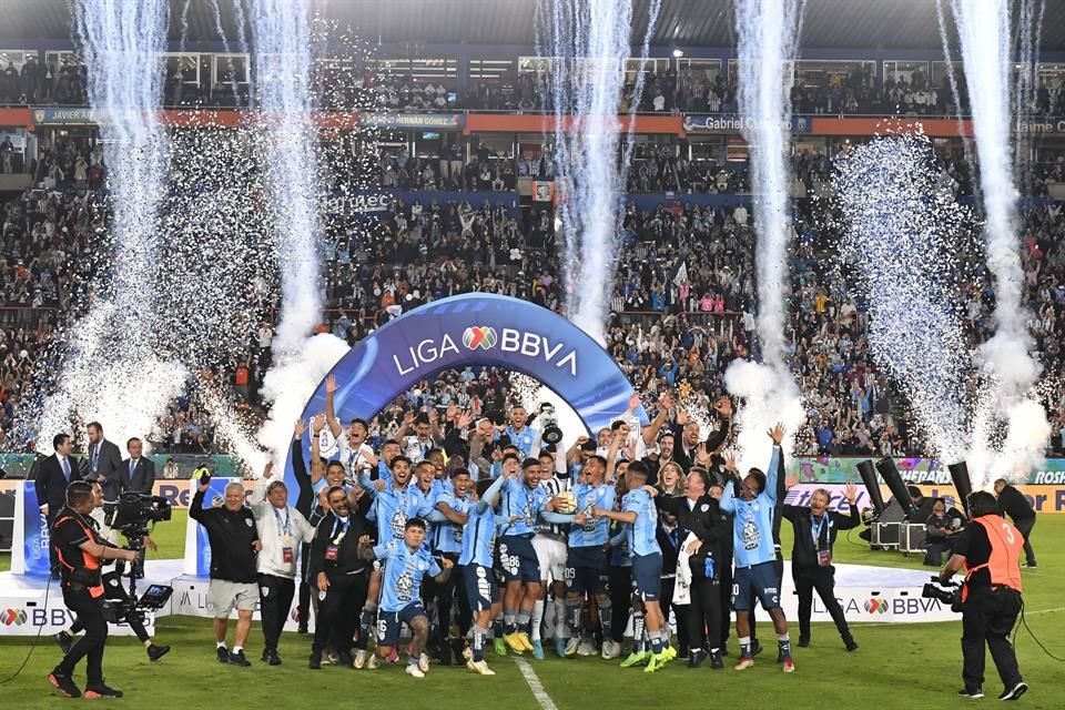 Los Tuzos festejaron el título con su afición en el Estadio Hidalgo.