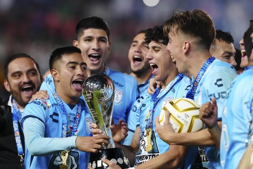 Érick Sánchez y Kevin Álvarez celebran el título de Liga con el Pachuca.