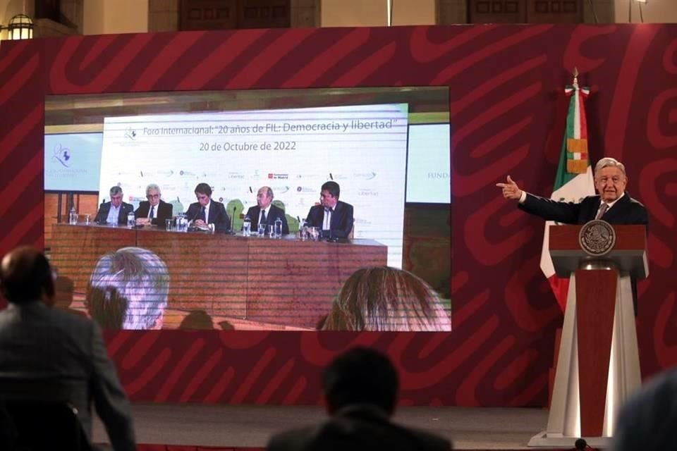 AMLO mostró foto de Foro convocado por Vargas Llosa al que acudieron Zedillo, FCH y el juez Moro, quien condenó a Lula.