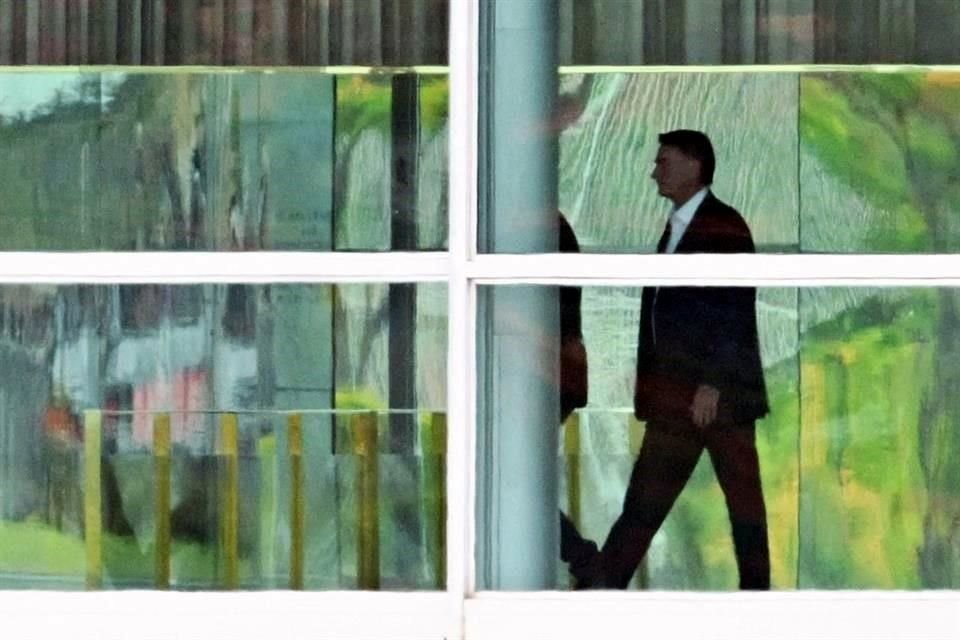 El Presidente de Brasil, Jair Bolsonaro, camina por el Palacio de la Alvorada, en Brasilia, esta mañana de lunes.