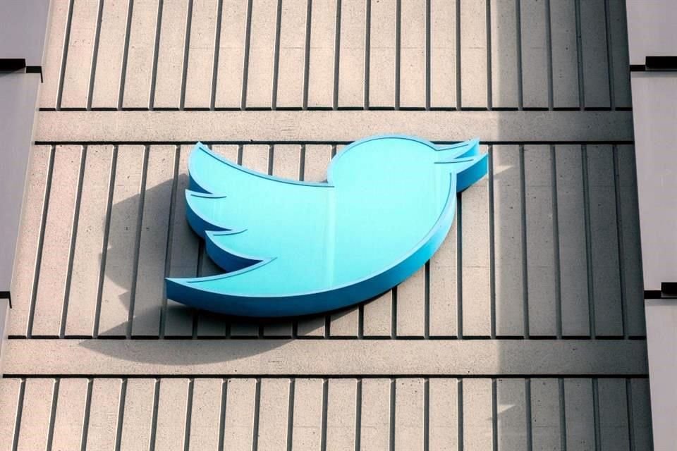 El logo de Twitter en el exterior de sus sede en San Francisco, California.