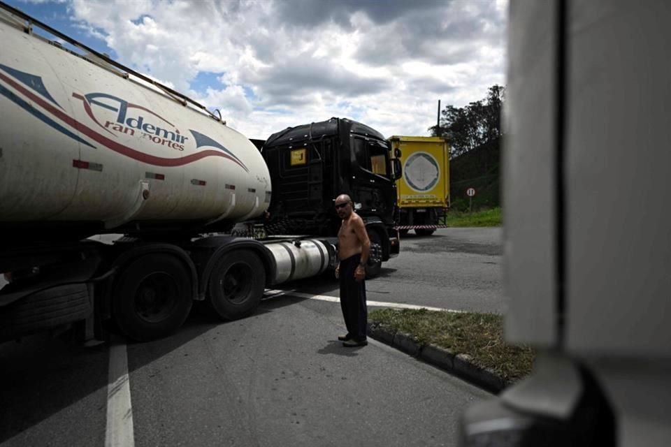 Un conductor de camiones ayuda a otro a maniobrar   en un bloqueo en una carretera que conecta Río de Janeiro y Sao Paulo.