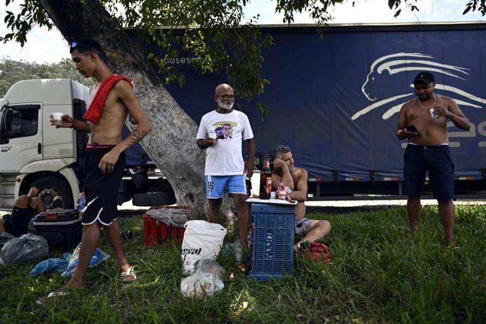 Camioneros descansan durante un bloqueo en una carretera entre Río de Janeiro y Sao Paulo.