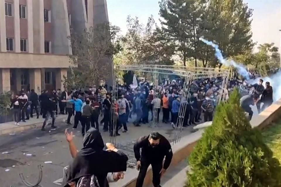 Manifestantes en la Universidad del Norte de Teherán huyen de proyectiles.