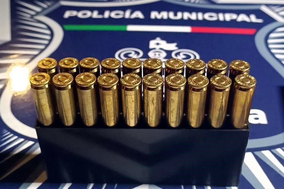 Mientras los policías hacían su recorrido, sorprendieron a un joven de 20 años cuando conducía a exceso de velocidad y en sentido contrario, al detenerlo le descubrieron cartuchos de arma larga.