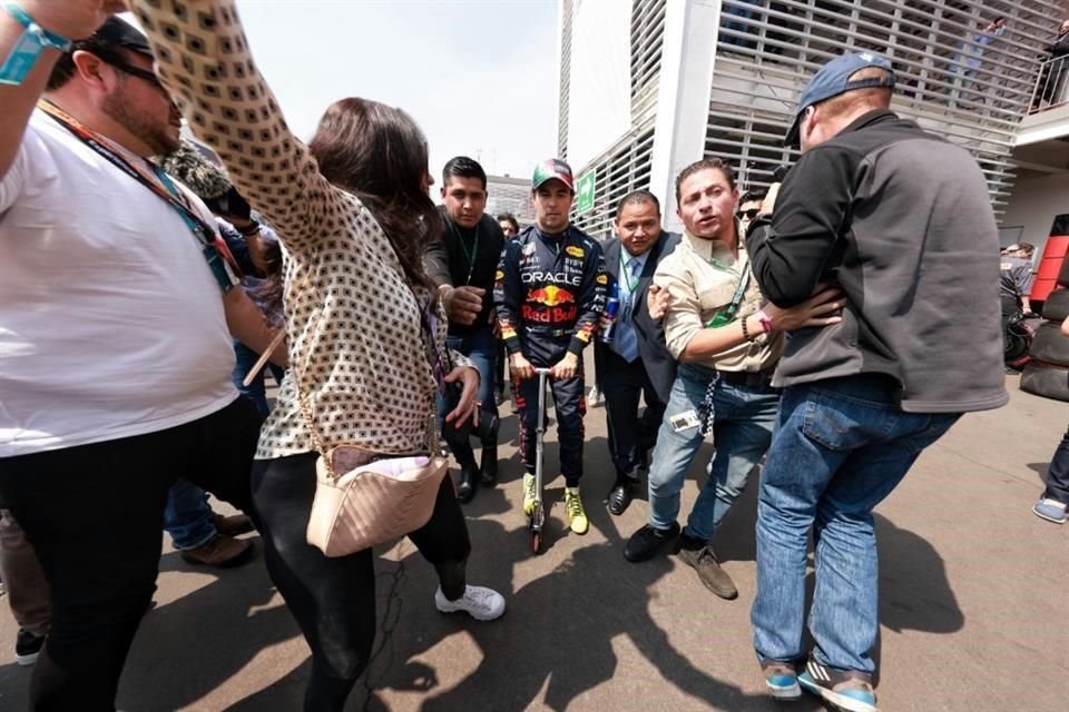 Checo Pérez fue de los pilotos más solicitados por los aficionados en el GP de México.