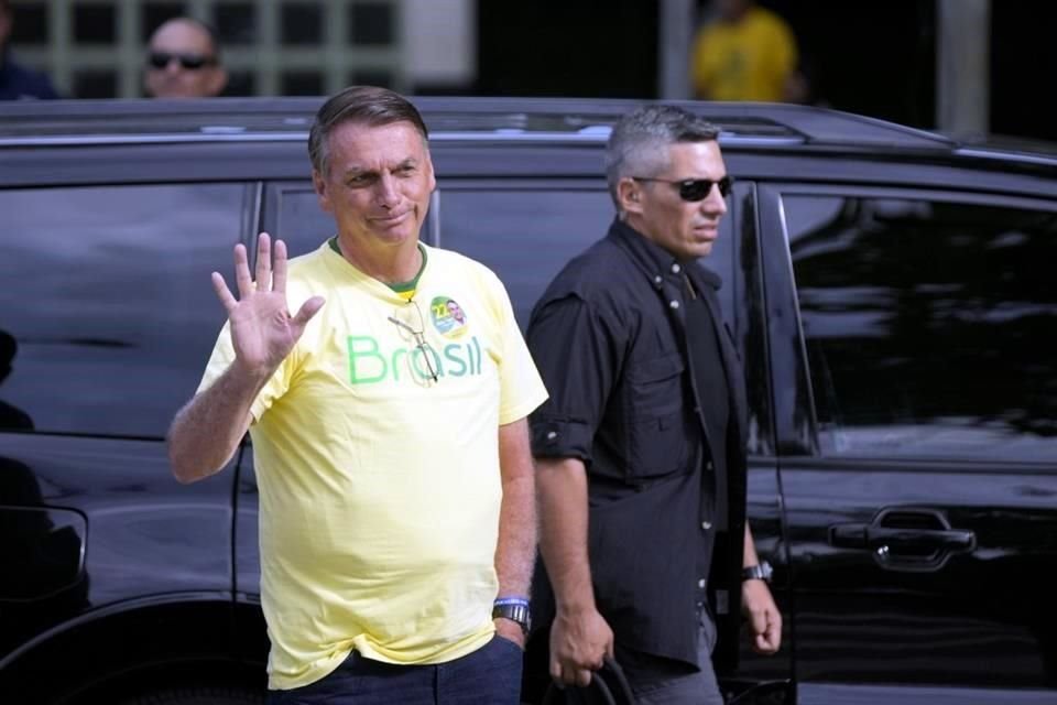 El Presidente brasileño Jair Bolsonaro saluda a su llegada para votar el 30 de octubre de 2022, en Río de Janeiro.