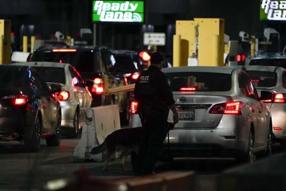 Un oficial de aduanas estadounidense vigila el puerto de entrada en San Ysidro.