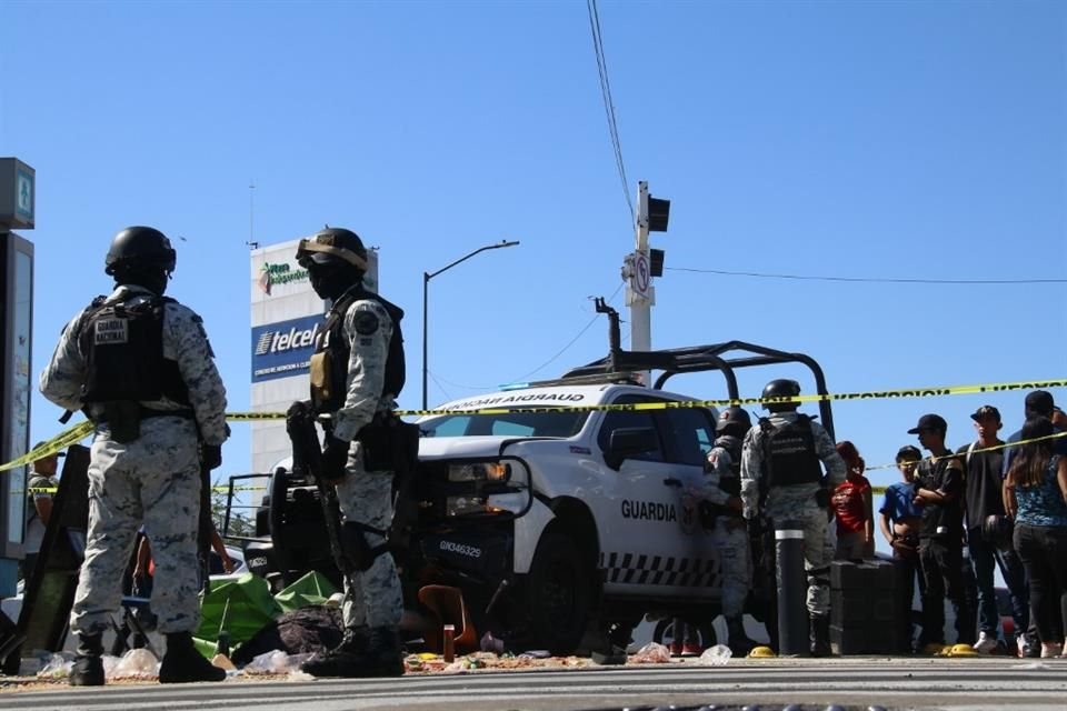 Los dulces salieron volando luego de que una camioneta de la Guardia Nacional atropellara a un señor vendedor.