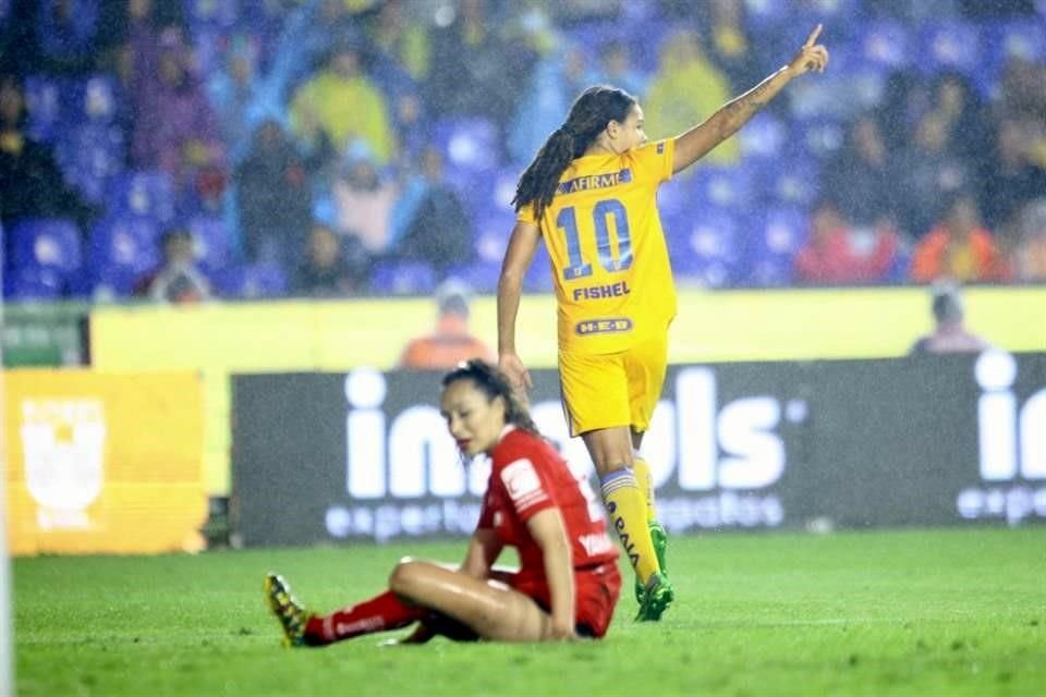 Mia Fishel abrió la cuenta en el partido al minuto 22.