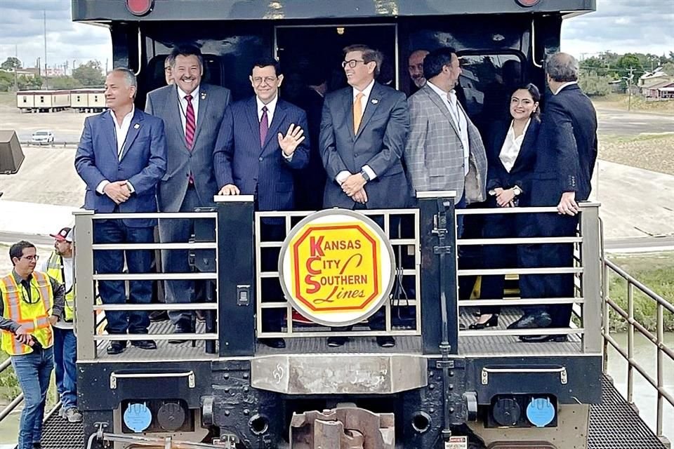 En el tren Southern Belle de KCS, en Laredo, Texas, autoridades de esa ciudad y de la ferroviaria Kansas City Southern celebraron el inicio de construcción del nuevo puente ferroviario que cruzará ambas naciones.