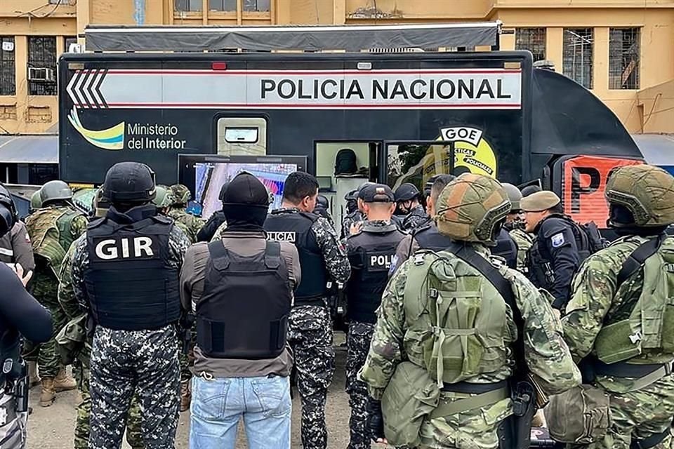 Policías y militares se preparan para un operativo en la prisión Guayas 1, en Guayaquil, Ecuador.