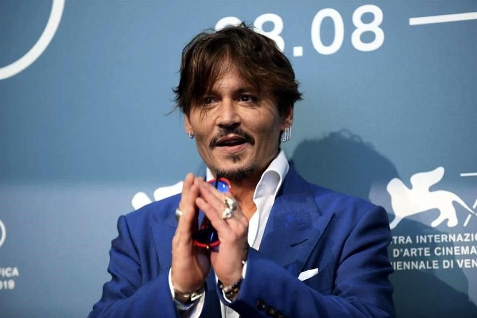 Una nueva foto de Johnny Depp luciendo como Luis XV fue revelada; se trata de la producción con la que regresa al cine luego de tres años.