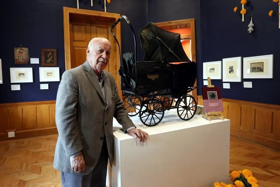 Bruno Newman junto a una  carriola fúnebre del siglo 19 que prestó para la exposición 'La Muerte Niña, Un ritual de despedida' en la Casa Rivas Mercado.