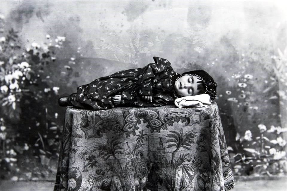 El libro 'La ausencia temprana', de Bruno Newman, contiene fotografías desde el siglo 19 y hasta mediados del 20, así como daguerrotipos y pinturas que inmortalizaron a los niños que morían, un ritual extinto.