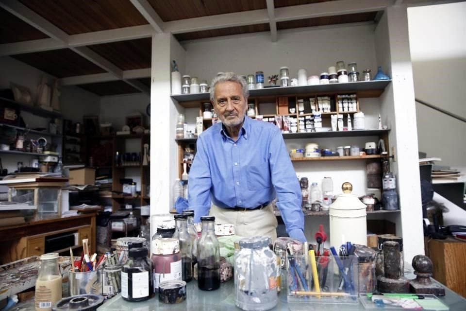 El artista, diseñador y editor Vicente Rojo en una fotografía de 2015 tomada en su estudio en Coyoacán.