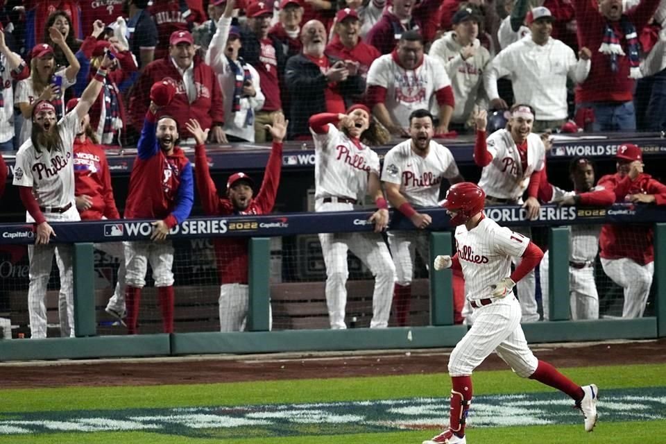 Kyle Schwarber recorre las bases tras pegar su vuelacercas.