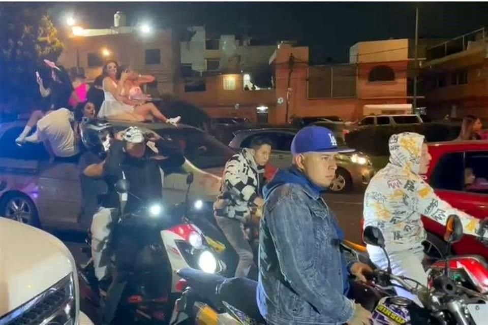 Motociclistas del poniente de la Ciudad se encuentran colapsado Alta Tensión, en la Alcaldía Álvaro Obregón.