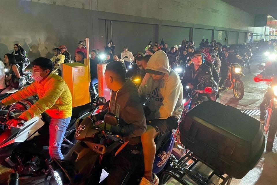 Motociclistas del poniente de la Ciudad se encuentran colapsado Alta Tensión, en la Alcaldía Álvaro Obregón.