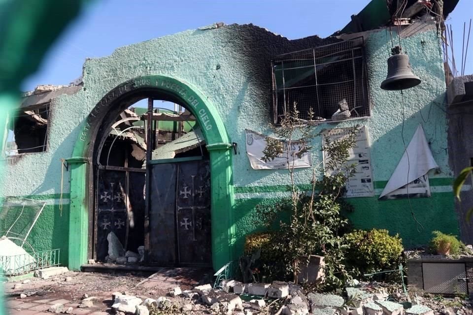 Según vecinos, las llamas se salieron de control en minutos y alcanzaron una altura aproximada de cinco metros por encima del templo.