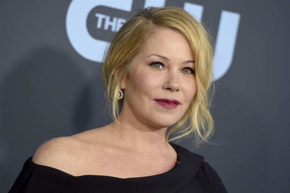 Christina Applegate confesó haber aumentado 18 kilos a causa de su esclerosis múltiple; actúa en la tercera temporada de 'Muertos para Mí'.