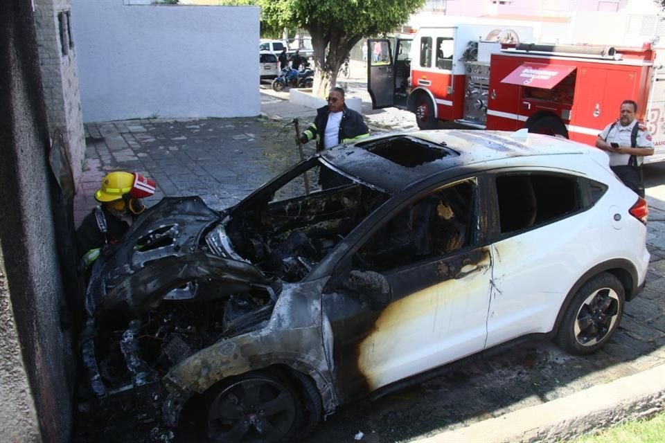 Los bomberos de Guadalajara acudieron al llamado por el incendio de una camioneta Honda CR-V en color blanco, la cual estaba estacionada en Providencia.