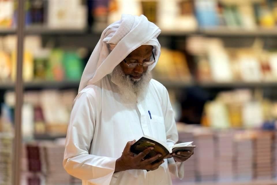 Los lectores mayores optan por temas religiosos, culturales e históricos, así como  literatura árabe, de acuerdo con datos de la Feria Internacional del Libro de Sharjah.