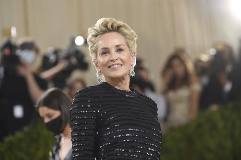 La actriz Sharon Stone reveló que le encontraron un tumor fibroide en su cuerpo, el cual fue descubierto tras un diagnóstico erróneo.