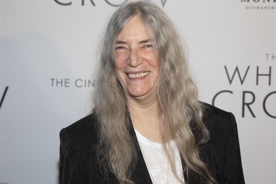 La poeta punk Patti Smith reveló que escribir es su forma de expresión más esencial.