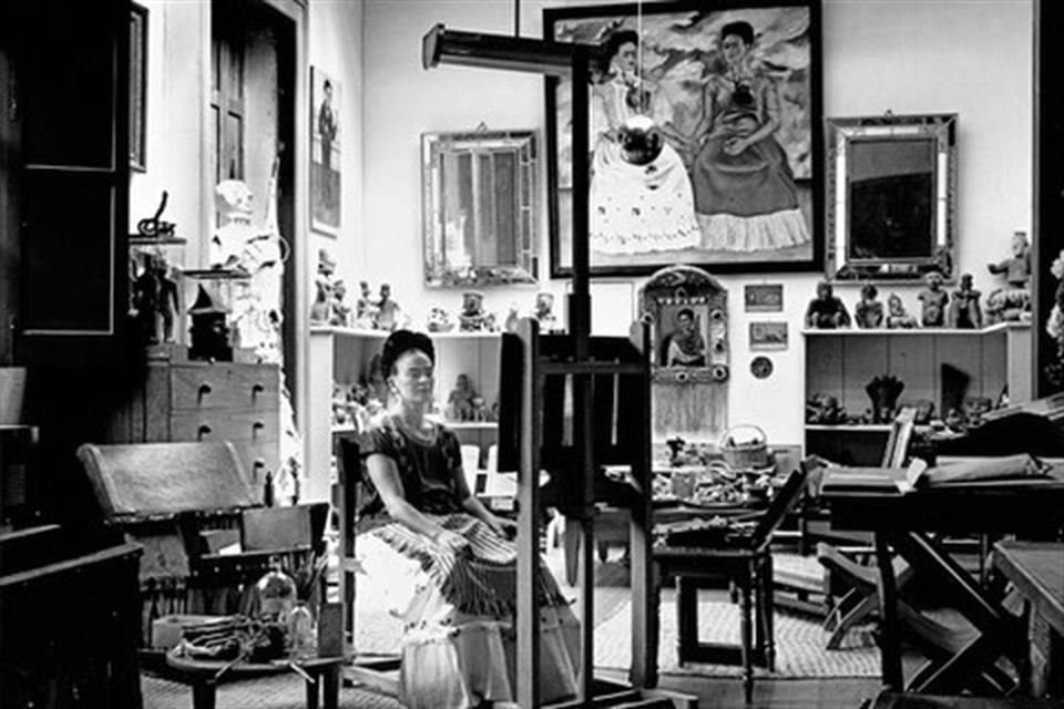 'Frida en su estudio', imagen captada por el fotógrafo alemán Fritz Henle en 1943.