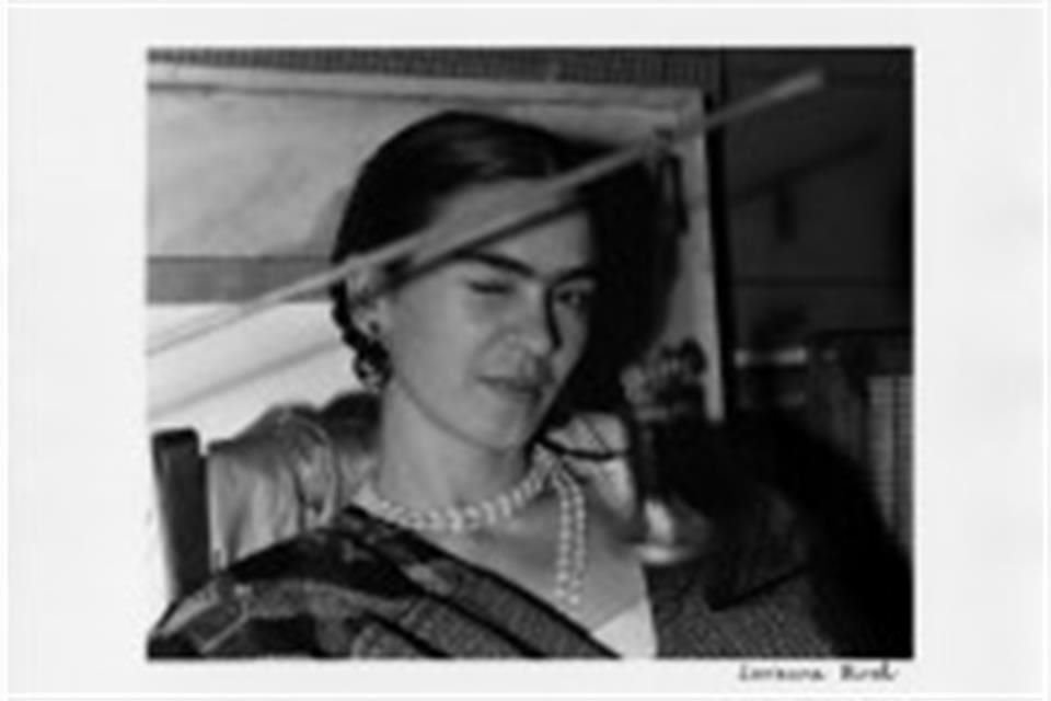 Frida guiña un ojo a la cámara de Lucienne Bloch; la imagen está fechada en 1933.