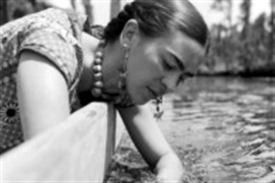 Detalle de 'Frida en el puente (1936)', una fotografía de Fritz Henle.