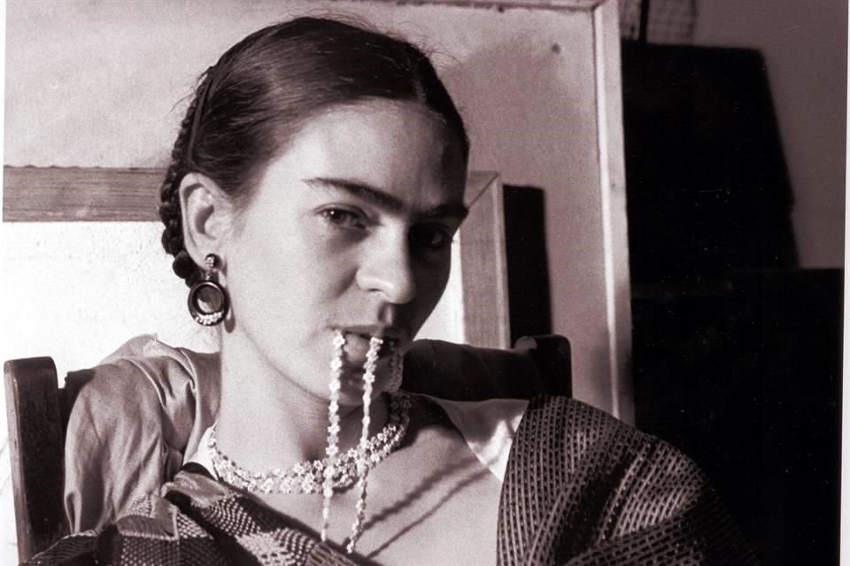 'Frida muerde su collar', se titula esta fotografía de Lucienne Bloch fechada en 1933.