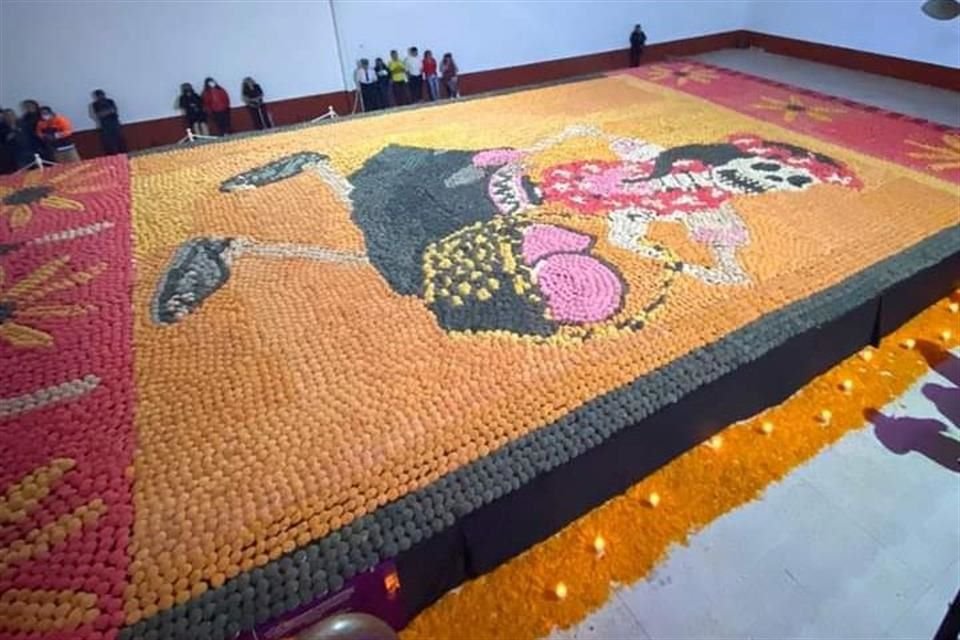 La figura de la catrina fue formada con cientas de conchas de colores.